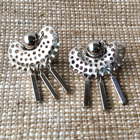 Vintage 70s Sarah Coventry Charisma Silvertone Clip Earrings - Picture 1 of 5